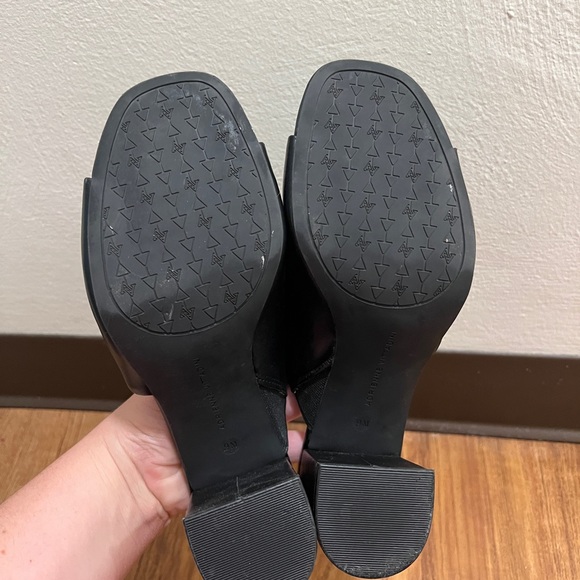 BLACK HEELS - Picture 3 of 6